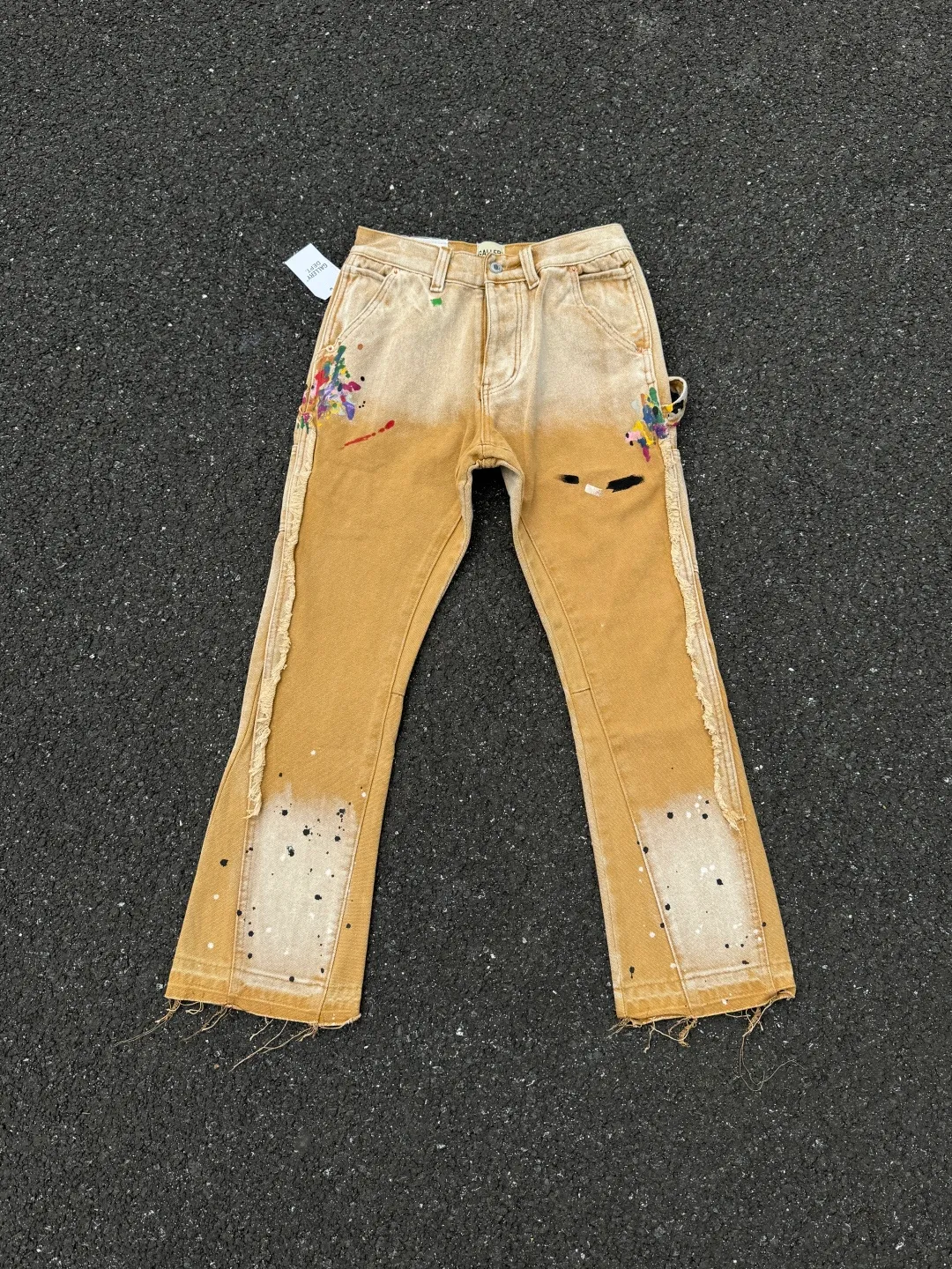 P250💰G91 GALLERY DEPT. Spliced ​​patches, ink-splashed denim bell-bottoms, washed distressed spliced ​​jeans, denim washing factory. During the process, the owner of the washing factory helped introduce a boss who once worked at the Levi OEM factory and then started his own business. This also paved the way for the following styles. Therefore, Levi's remodeled single product for the base plate is really familiar. Whether it is the fabrics supplied or the lathes used in production, there is nothing to choose from. -Color: Black -Size: S-XXL (corresponding to 28-36)